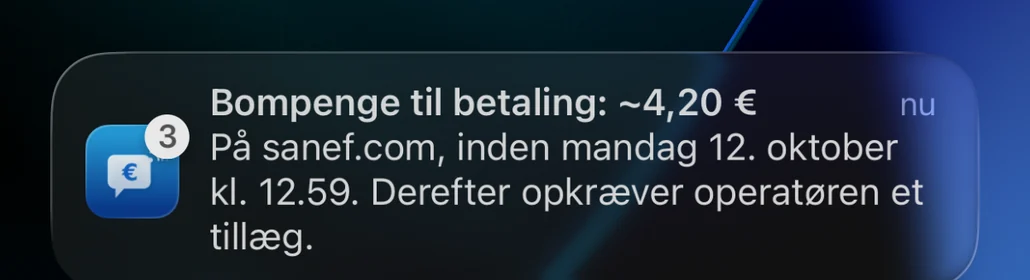 Påmindelse fra Péage Notif på låseskærmen: vejafgift, der skal betales på sanef.com inden fristen, ellers med tillæg